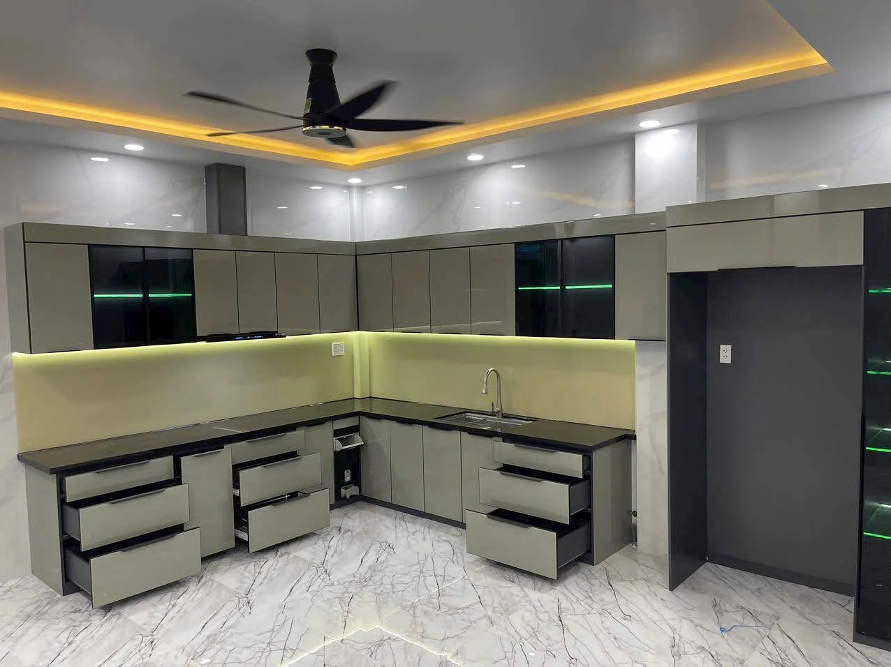 Tủ Bếp Nhôm Cánh Kính XingFa 2026